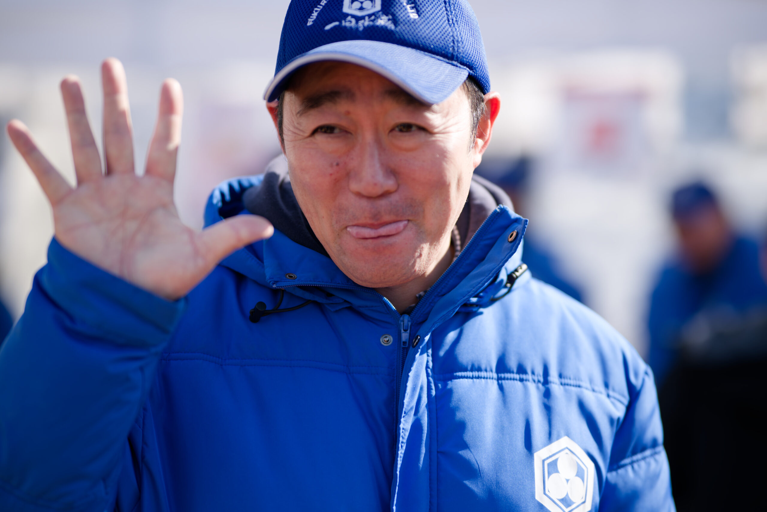 男性の顔と手のアップ。