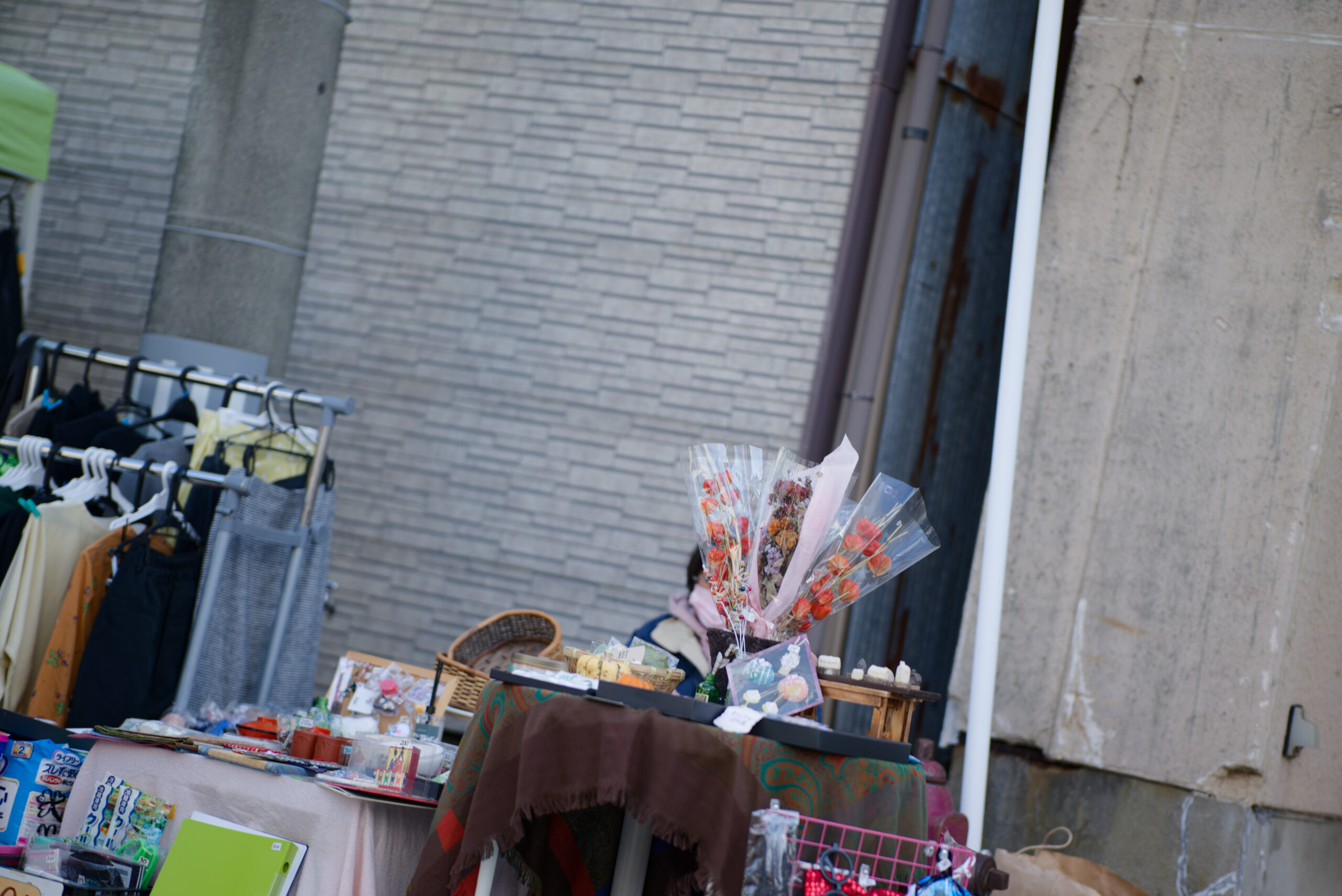 雑貨や花束などが並んでいる様子です。