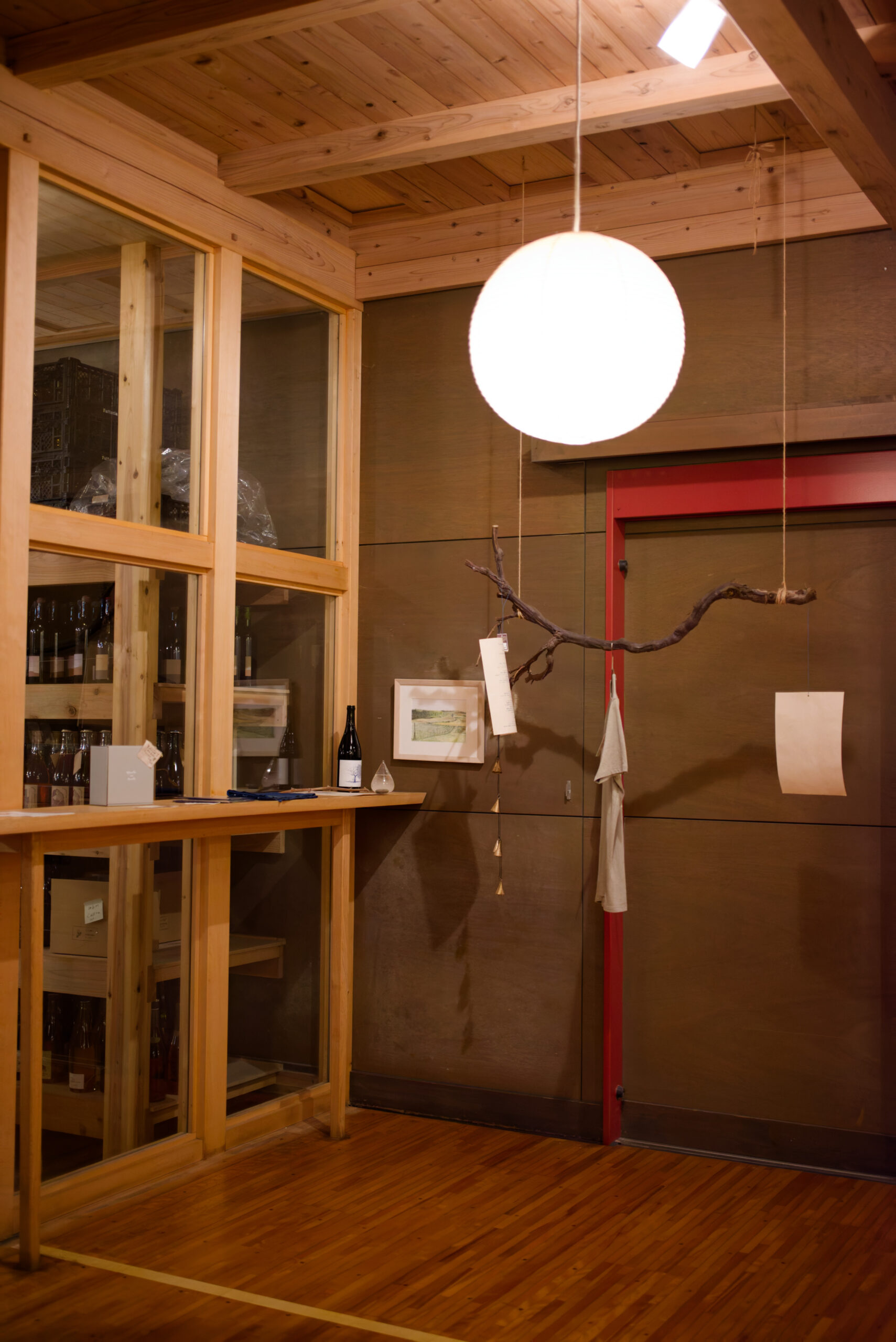 木造建築内のワインショップ