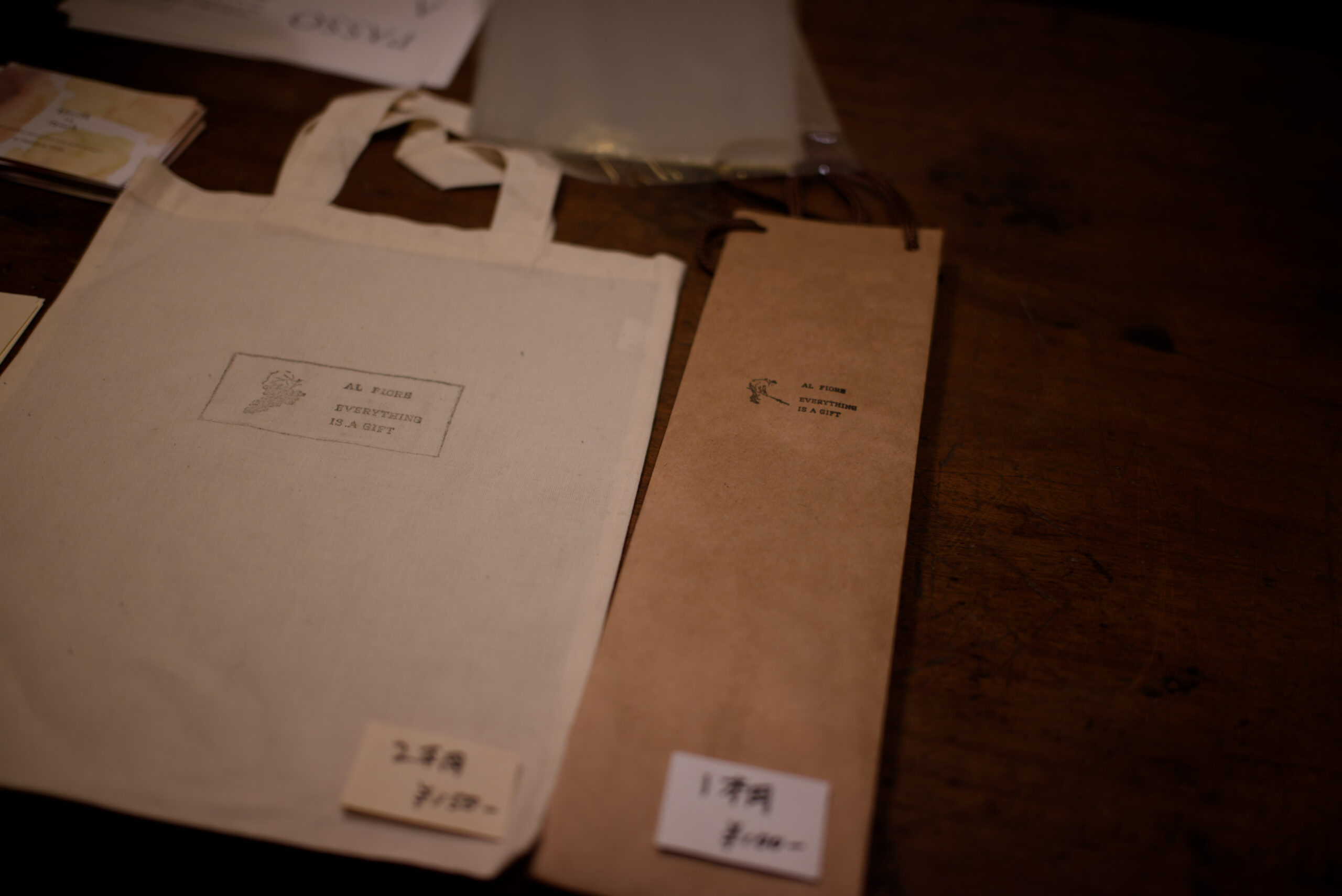 布製のバッグと紙袋